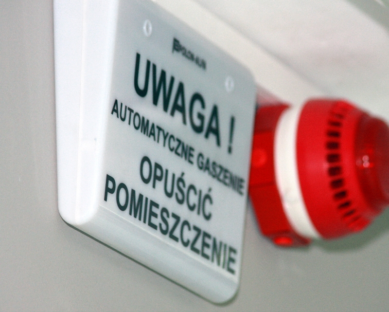 Zabezpieczenie przeciw pożarowe w 4 Data Center - czerwony alarm i tablica informacyjna